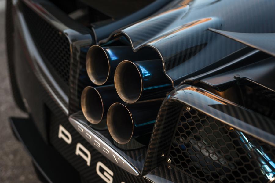 Детали интерьера Pagani Huayra Pacchetto Tempesta 2016 года  (NA) (фото 22 из 40)